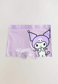 Lila pamut fiúshort, amelyen egy hegyes fülű rajzfilmfigura, fehér díszítéssel és a "Kuromi" szöveggel játszadozó betűtípussal látható.