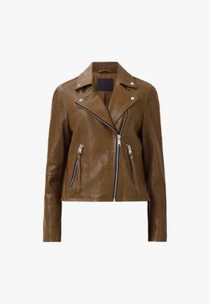 Chaqueta de moto de cuero marrón con cremalleras plateadas, cuello con broche y dos bolsillos frontales con cremallera. Textura suave y diseño corto.