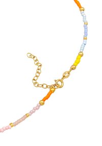 Farverig perlekæde med guld accenter. Består af pink, orange, gul, blå og lilla perler. Inkluderer en hummerlås og justerbar kæde.