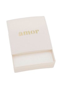 Weißer rechteckiger Kasten mit gewölbtem Deckel, der das Wort "amor" in goldenen Buchstaben auf dem Deckel zeigt. Das Innere ist schlicht und unstrukturiert.