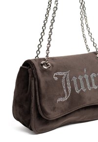 Braune Wildleder-Handtasche mit Klappenverschluss, ausgestattet mit silbernen Kettenriemen und Strassverzierungen, die "Juice" auf der Vorderseite buchstabieren.