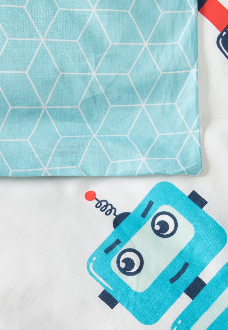 Helle blaue Stoff mit hexagonalem weißen Muster, mit einem Cartoon-Roboter in Türkis mit schwarzen Akzenten und einer roten Antenne auf weißem Hintergrund.