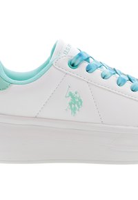 Vita lädersneakers med en slät yta. Har ljusblå detaljer på kragen och snörningen, samt en diskret mintgrön logotyp på sidan.