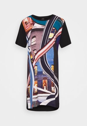 Czarna sukienka z krótkim rękawem z kolorowym, abstrakcyjnym nadrukiem miasta, przedstawiającym budynki i zakrzywione linie w odcieniach niebieskiego, czerwonego, białego i pomarańczowego.
