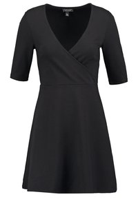 Czarna sukienka kopertowa z dekoltem w kształcie litery V, krótkimi rękawami i długością powyżej kolan. Gładki materiał o prostym, jednolitym wzorze.