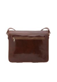 Borsa a tracolla in pelle marrone con finitura lucida, tasca posteriore con zip e tracolla regolabile. Presenta dettagli di cucitura a contrasto.
