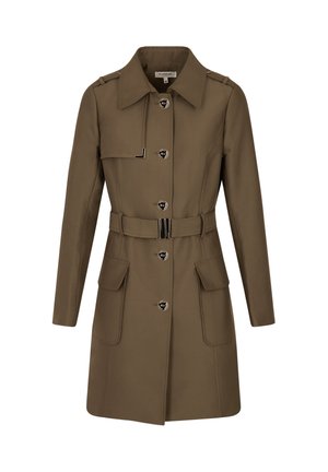 Cappotto lungo marrone con maniche lunghe, chiusura a bottoni, vita con cintura e due tasche frontali. Realizzato in un tessuto liscio con un design strutturato.