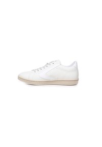 Sneaker bianca in pelle con profilo basso, punta arrotondata, lacci grigi e sottili perforazioni sui lati. Suola in gomma di colore beige.
