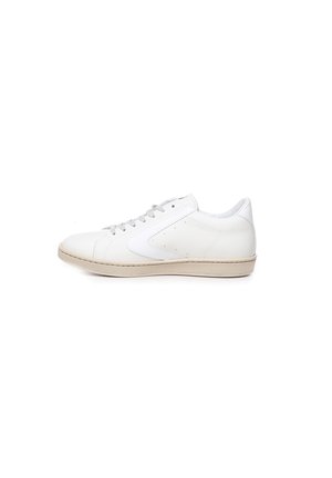 Sneaker bianca in pelle con profilo basso, punta arrotondata, lacci grigi e sottili perforazioni sui lati. Suola in gomma di colore beige.