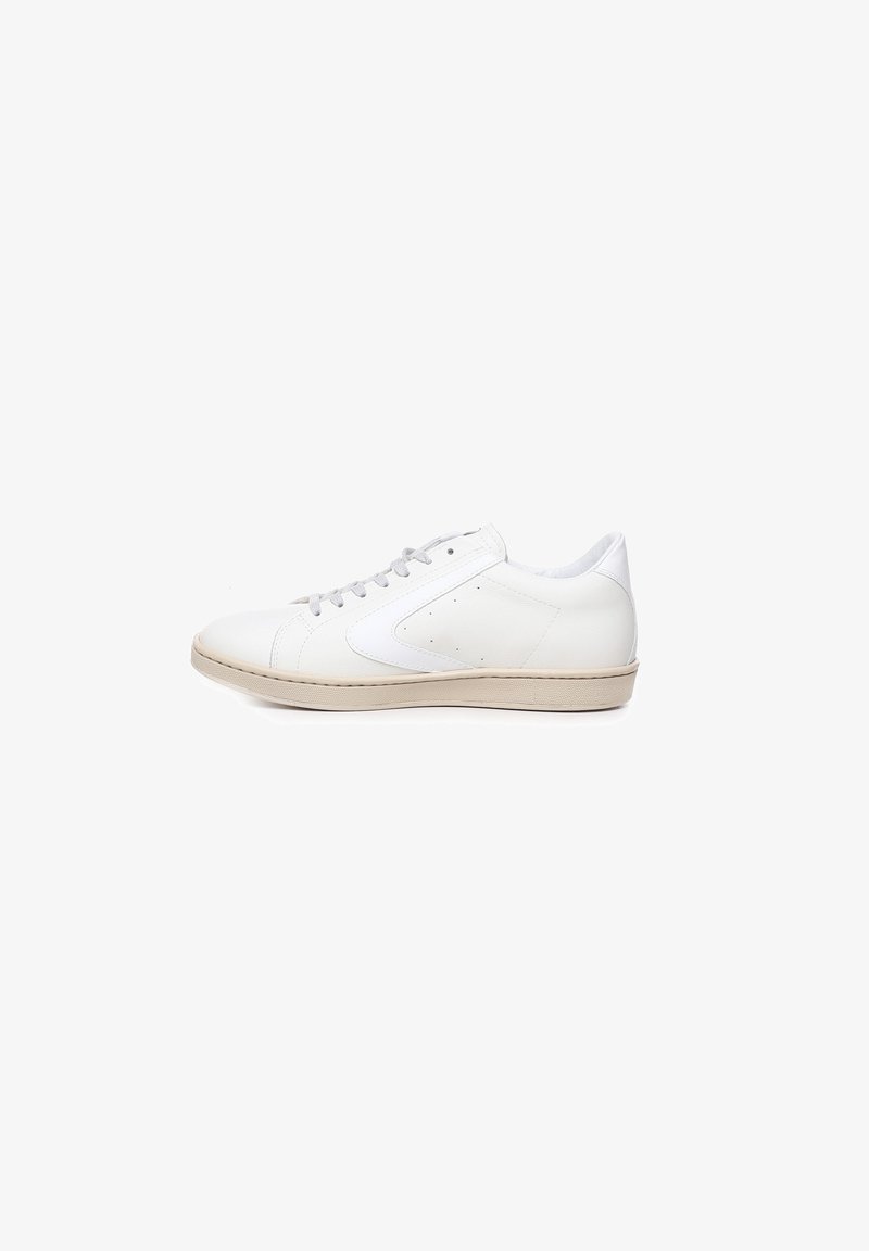 Hvide lædersneakers med lav profil, rund tå, grå snørebånd og diskrete perforeringer på siderne. Gummisål i en beige nuance.