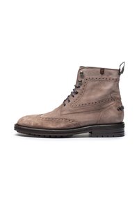 Bottine en daim marron avec des détails de brogue, bout rond, fermeture à lacets, lacets bleus et semelle en caoutchouc noir contrastant.