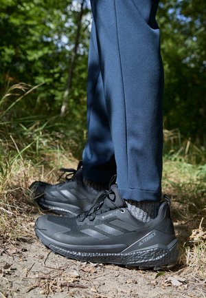 FREE LOW GTX - Kletterschuh - core black/grey four