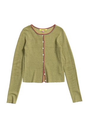 Cardigan med lange ærmer og knapper i olivengrøn med tynde vandrette striber og rød kant omkring halsudskæringen og knapstolpen.