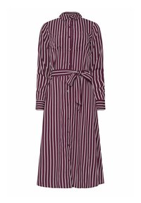 Abito camicia bordeaux con strisce verticali bianche, maniche lunghe, chiusura frontale con bottoni e una cintura abbinata. Presenta un colletto e due tasche sul petto.