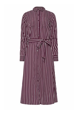 Bordeaux skjortekjole med hvide lodrette striber, lange ærmer, knaplukning fortil og et matchende bælte i taljen. Har en krave og to brystlommer.