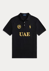 Μαύρο πουκάμισο Polo Ralph Lauren με το έμβλημα των ΗΑΕ, χρυσλό λογότυπο παίκτη πόλο και μεγάλο χρυσό κείμενο "UAE" στο μπροστινό μέρος.