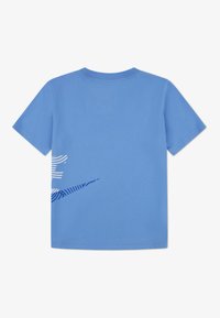 Ανοιχτό μπλε βαμβακερό t-shirt με ριγέ μπλε γραφικό σχέδιο στην πλάτη. Κοντά μανίκια και στρογγυλός λαιμός.