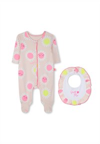 Body neonato color pesco con motivo floreale, dettagli rosa e chiusura a pressione; bavaglino bianco abbinato con bordi arricciati e testo "Abbracciami".