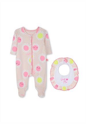 Body neonato color pesco con motivo floreale, dettagli rosa e chiusura a pressione; bavaglino bianco abbinato con bordi arricciati e testo "Abbracciami".