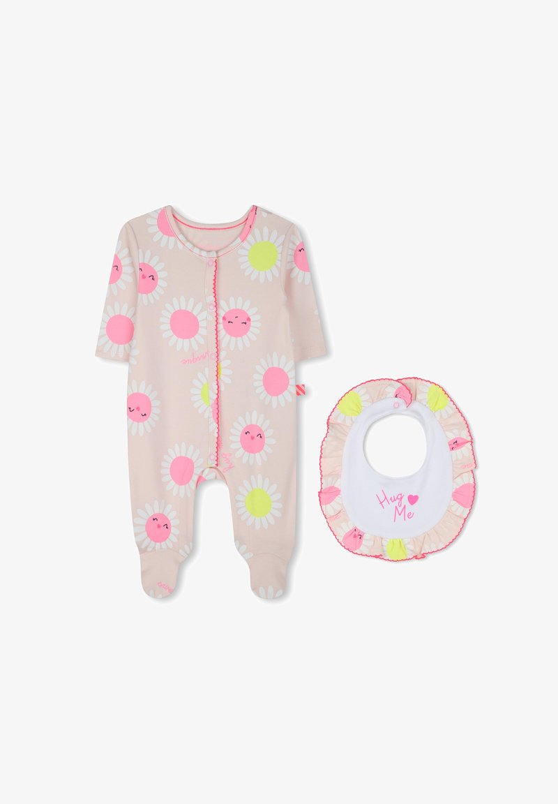 Perzikkleurige baby romper met bloemenpatroon, roze accenten en drukknoopsluiting; bijpassende witte slab met gerimpelde randen en de tekst "Hug Me".