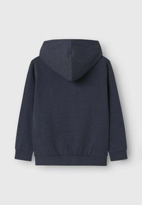 Felpa blu navy con cappuccio regolabile, polsini e orlo a costine, realizzata in tessuto morbido, caratterizzata da un design semplice e di un solo colore.