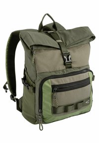 Grøn rygsæk med rullelukning, justerbare stropper og flere lynlåslommer. Fremstillet af slidstærkt stof med en struktureret overflade.