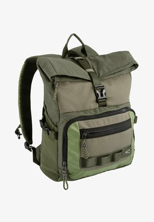 Grøn rygsæk med rullelukning, justerbare stropper og flere lynlåslommer. Fremstillet af slidstærkt stof med en struktureret overflade.