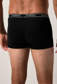Černé pánské boxerky s přiléhavým střihem, měkkou tkaninou a kontrastním bílým logem "JP1880" na pase.