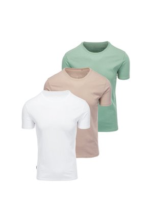 Trois t-shirts basiques à col rond en blanc, beige et vert, superposés de l'avant vers l'arrière sur un fond blanc.