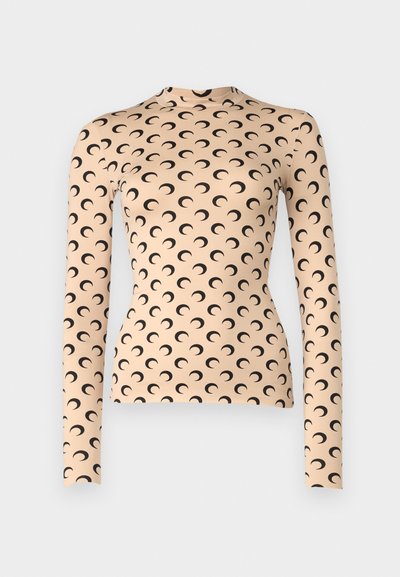 Μακρυμάνικο εφαρμοστό τοπάκι από ροζ ύφασμα, με επαναλαμβανόμενο μαύρο σχέδιο ημισελήνου. Σχεδίαση με ψηλό λαιμό; λείος υφασμάτινος υφή.