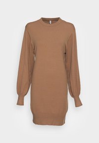 Robe pull en tricot marron avec un col montant, de longues manches bouffantes et une texture côtelée. Présente une coupe droite et une longueur au-dessus du genou.