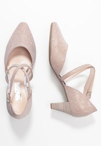 Scarpe con tacco alto glitterate rosa, con punta affusolata, design a fascia incrociata e un tacco a cuneo texturizzato, dotate di una fodera interna liscia.
