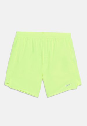 Shorts de sport jaune néon avec taille élastique, poches latérales et logo Nike Swoosh réfléchissant sur le devant, bas de la jambe droite.