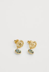 Boucles d'oreilles dorées présentant un design en filigrane circulaire avec des accents en cristal bleu, suspendues à un support sécurisé pour une sensation légère.