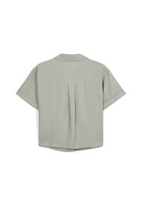 Camicia a maniche corte con colletto in tessuto verde chiaro, con una sottile texture e una piega centrale sul retro.