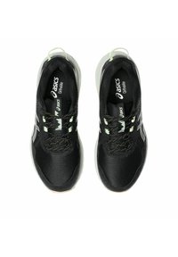 Par de zapatillas de running Asics negras con upper de malla, mediasuelas blancas y detalles reflectantes, vistas desde arriba sobre un fondo blanco.