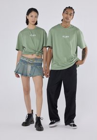 YOURTURN UNISEX - Marškinėliai su spaudiniu - light green