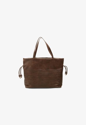 Sac fourre-tout en cuir marron avec une partie supérieure lisse et un motif strié horizontal texturé sur la moitié inférieure. Deux poignées robustes pour le transport.