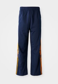 Mørkeblå træningsbukser med orange striber og Adidas-logo patches på siderne, med elastisk talje og lige ben.
