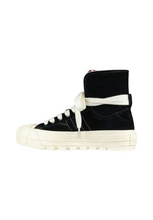 Sneaker alta nera in suede con lacci bianchi, suola in gomma e punta testurizzata. Presenta dettagli di marca sul tallone.