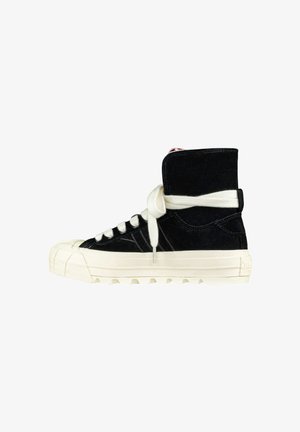 Sneaker alta nera in suede con lacci bianchi, suola in gomma e punta testurizzata. Presenta dettagli di marca sul tallone.