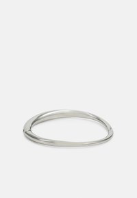 Silverfärgad metallarmband med en mjuk, böjd design, som har en delning vid en punkt för en subtil accent.
