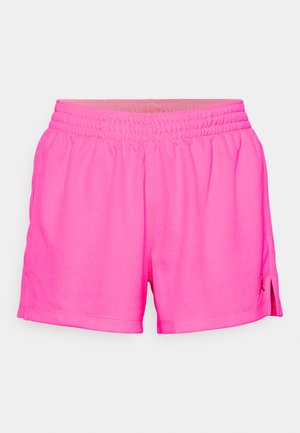 Ροζ αθλητικό σορτς από δίχτυ με ελαστική μέση, πλευρικές σχισμές και διακριτικό λογότυπο στο τελείωμα. Λείο υλικό και αεριζόμενο σχέδιο.