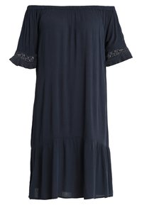 Marinblå, axelbar klänning i lätt tyg, med korta ärmar med spetsdetaljer och en svängd nederkant.