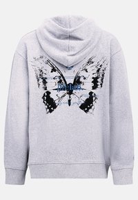 Felpa grigia con un grande motivo di farfalla nera e blu sul retro. Presenta un cappuccio con coulisse e polsini a coste. Tessuto morbido.
