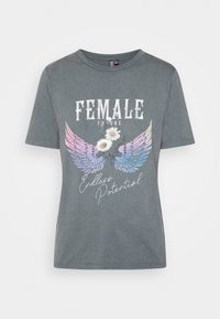 Harmaa puuvillainen T-paita lyhyillä hihoilla, jossa on graafinen painatus siivistä ja kukista sekä tekstit "NAISEN TULEVAISUUS" ja "Rajaton Potentiaali."