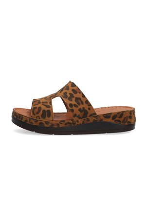 Hnědé sandály na klínu s „leopardím“ vzorem, dvě široké popruhy a výřezové detaily. Texturovaný svršek a tvarovaná stélka, s černou gumovou podrážkou.