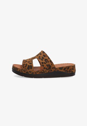 Brune leopardprint slide-sandal med to brede stropper og udskæringer. Tekstureret overdel og en kontureret fodseng, med en sort gummiydersål.