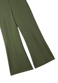 Pantaloni a gamba larga verde oliva realizzati in tessuto morbido, con una linea dritta e senza motivi o abbellimenti visibili.