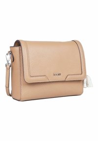 Borsa a tracolla in pelle color tan con finitura testurizzata, dotata di chiusura a pattina e hardware in argento. Caratterizzata da un dettaglio decorativo con nappina.